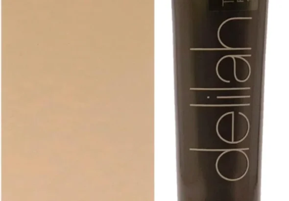 Future Resist Foundation SPF 20 in Pebble