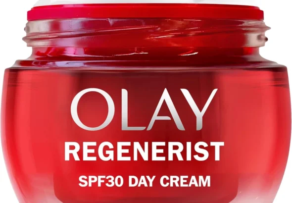 Olay Regenerist Anti-Wrinkle Day Cream SPF 30 with Niacinamide & Peptides, Firming & Hydrating Face Moisturizer for Women, Non