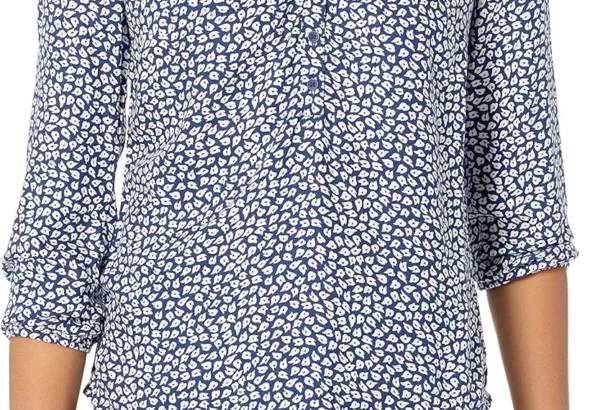 Amazon Essentials Women's 3/4 Sleeve V-Neck Blouse: Loose-Fit Button